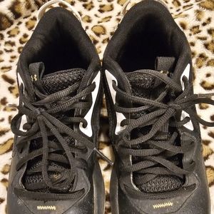 Boys Underarmour shoes